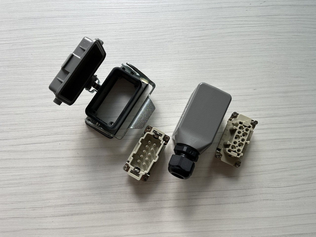 Đầu nối cáp điện 10 chân 16A đế âm hãng Degson