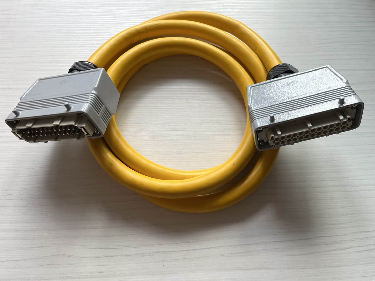 Cáp điều khiển hot runner 24 chân 16A