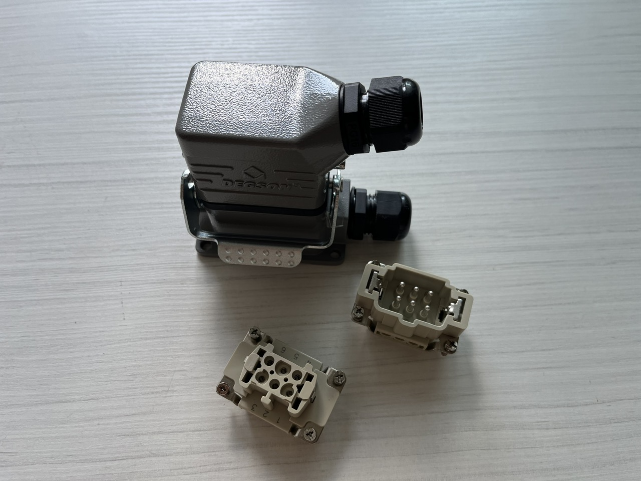 Bộ đầu nối cáp điện 6 chân 16A đế nổi hãng Degson